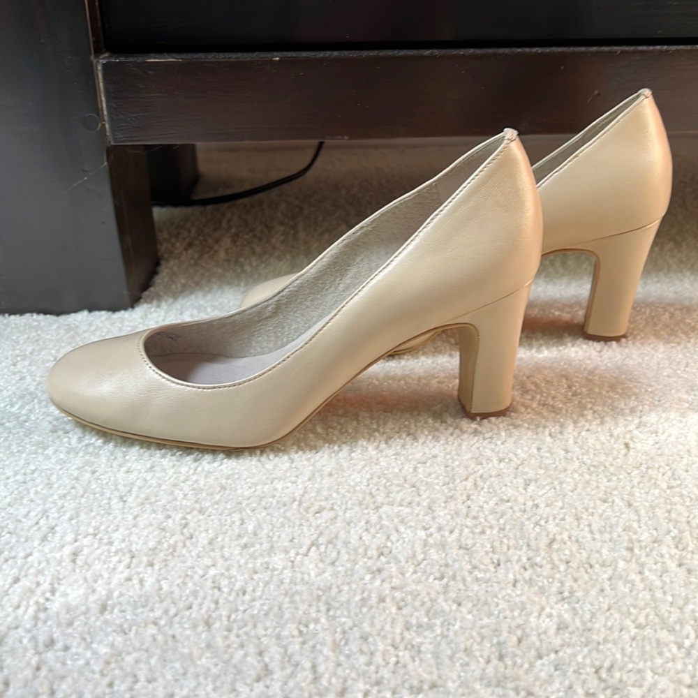 Tahari Polly Pump